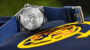 Reloj de edición limitada inspirado en el Club América, con detalles azulcremas y una presentación elegante relacionada con sus 110 años.