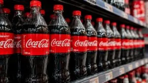 Botellas de Coca-Cola con nuevos precios en México por el aumento del IEPS y costos de producción.