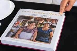 Cocina tradicional mexicana representada con ingredientes, saberes y preparaciones que forman parte del patrimonio cultural