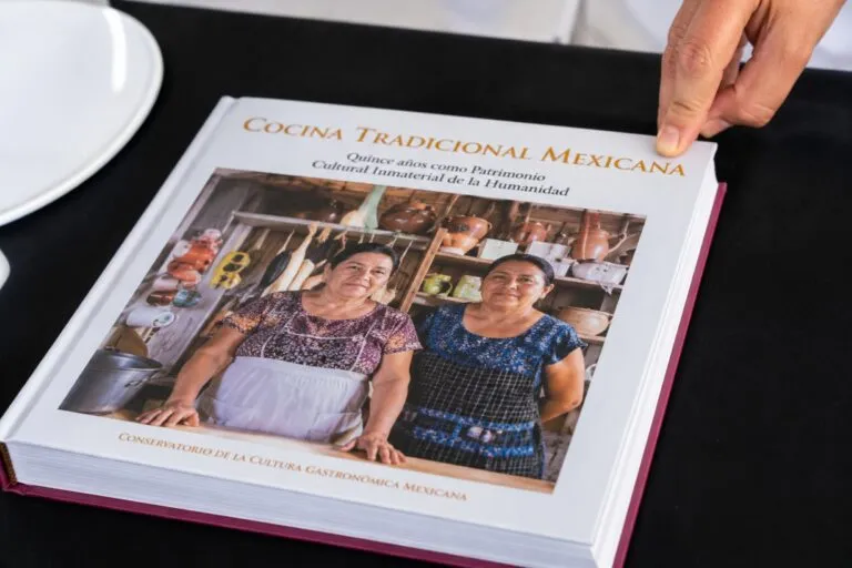 Cocina tradicional mexicana representada con ingredientes, saberes y preparaciones que forman parte del patrimonio cultural
