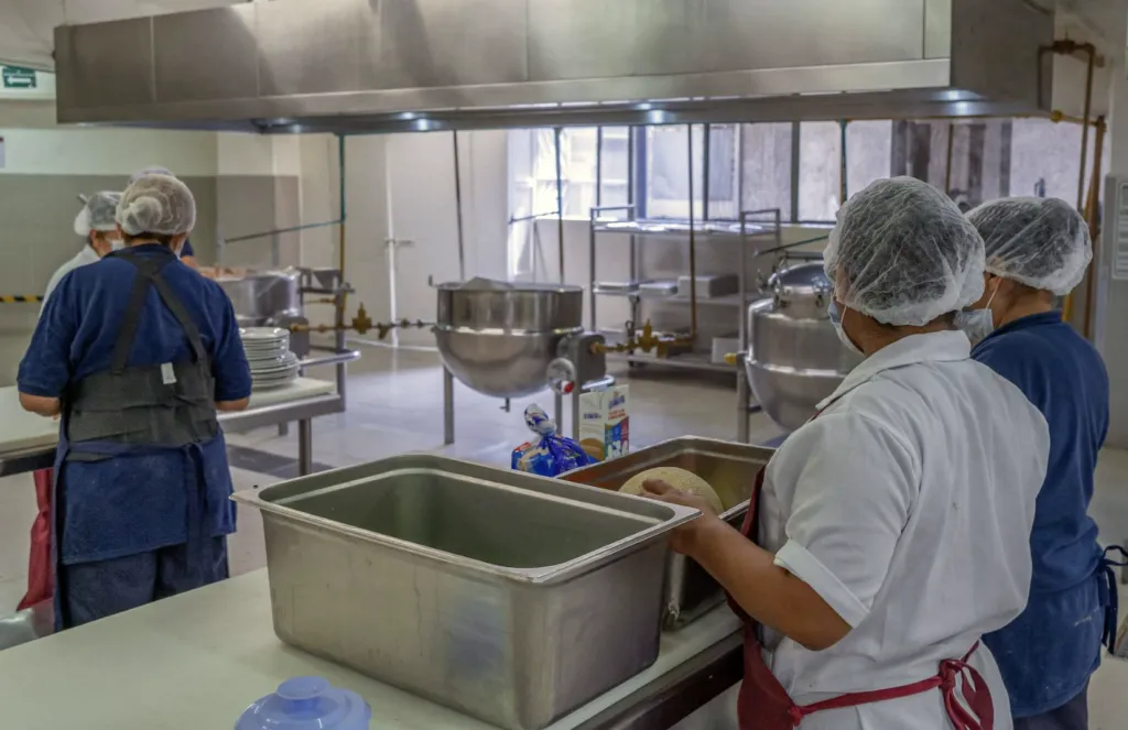 Servicios de alimentación institucional como los de Corporativo Kosmos con tecnología, menús balanceados y procesos orientados a eficiencia y sostenibilidad.