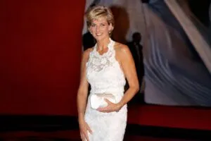 Diana de Gales mantiene su influencia en la moda con looks que todavía inspiran tendencias, marcas y diseñadores.