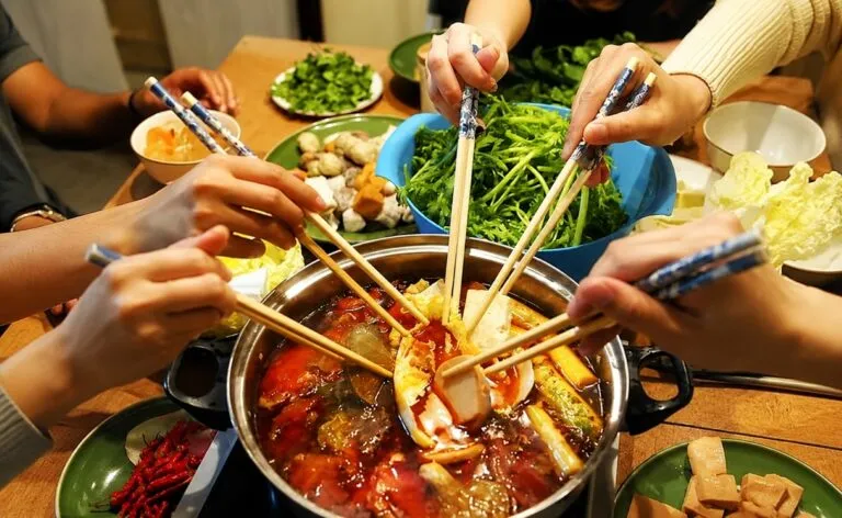 Happy Lamb Hot Pot abre en CDMX con caldos, carnes y mariscos en Polanco