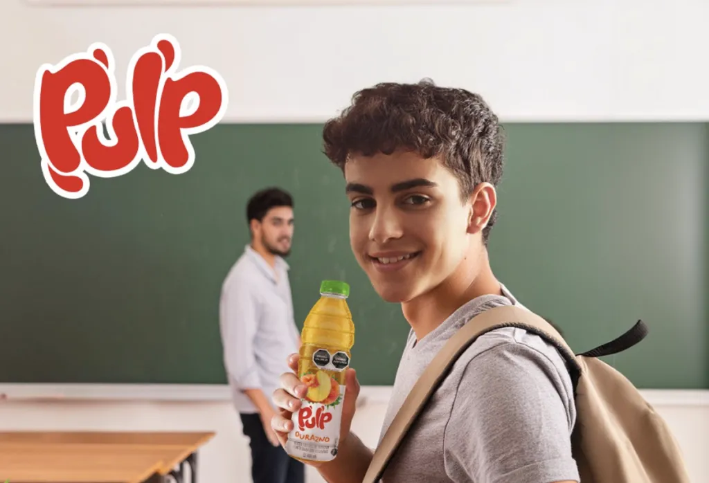 Estudiante con una bebida Pulp durante el regreso a clases.