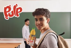 Estudiante con una bebida Pulp durante el regreso a clases.