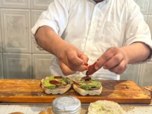 La barra tradicional de La Texcocana con varias de sus pequeñas tortas y fotografías históricas del establecimiento al fondo.
