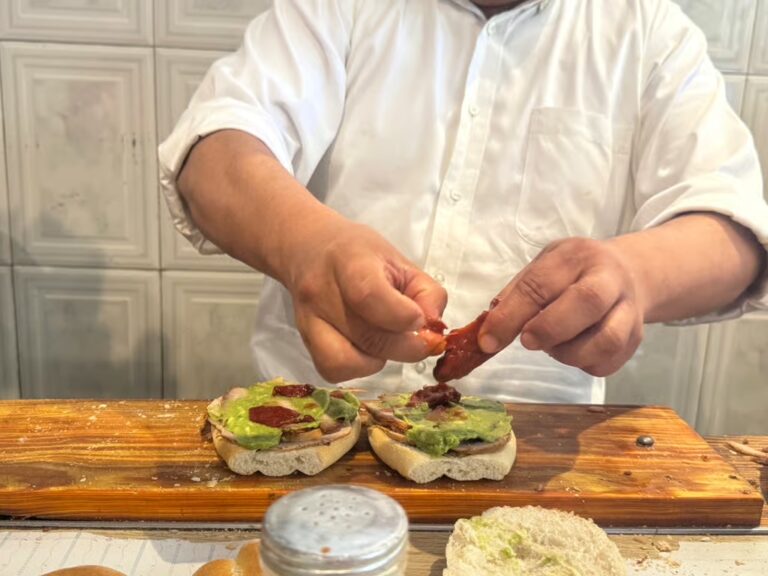 La barra tradicional de La Texcocana con varias de sus pequeñas tortas y fotografías históricas del establecimiento al fondo.