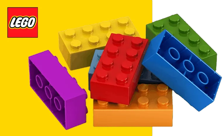 Bloques LEGO clásicos junto a sets modernos de distintas generaciones.