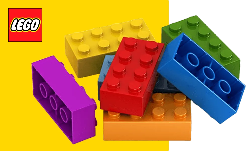 Bloques LEGO clásicos junto a sets modernos de distintas generaciones.