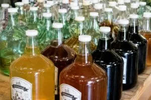 Aguardiente artesanal elaborado con caña en Mahuixtlán, Veracruz