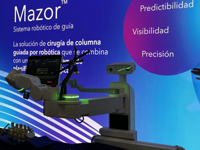 Olegario Vázquez impulsa primera cirugía robótica de columna.