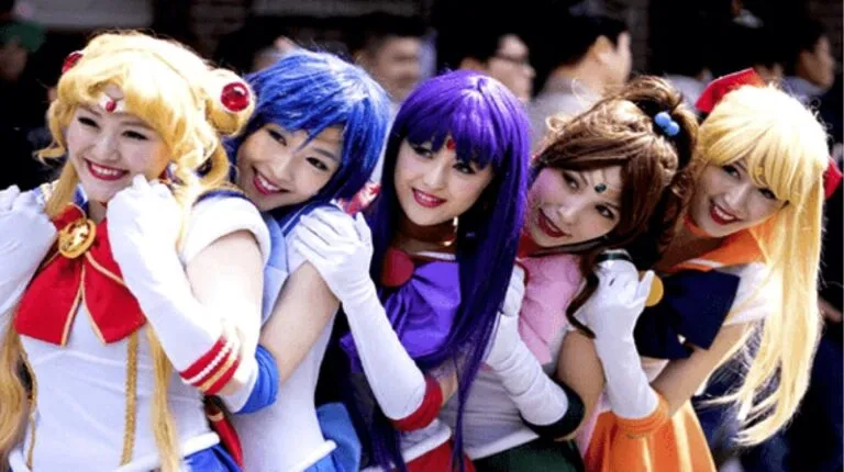 Comunidad otaku durante una convención de anime.