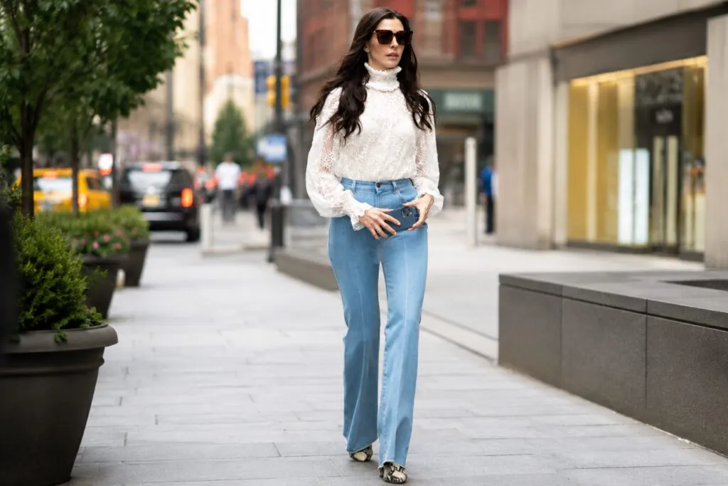 Pantalones de los 70 combinados con botines, tacones y sandalias en tendencia este verano