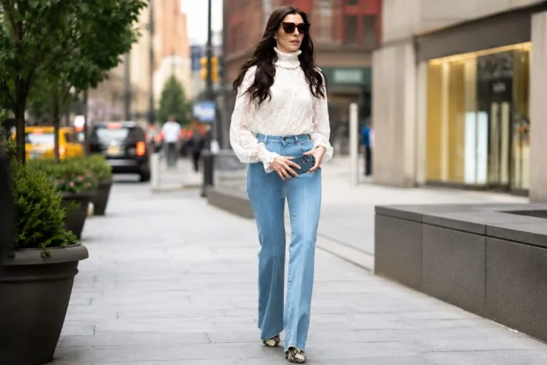 Pantalones de los 70 combinados con botines, tacones y sandalias en tendencia este verano