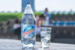 Botellas de bebidas representando los cambios en la industria mexicana tras el aumento del IEPS en 2026