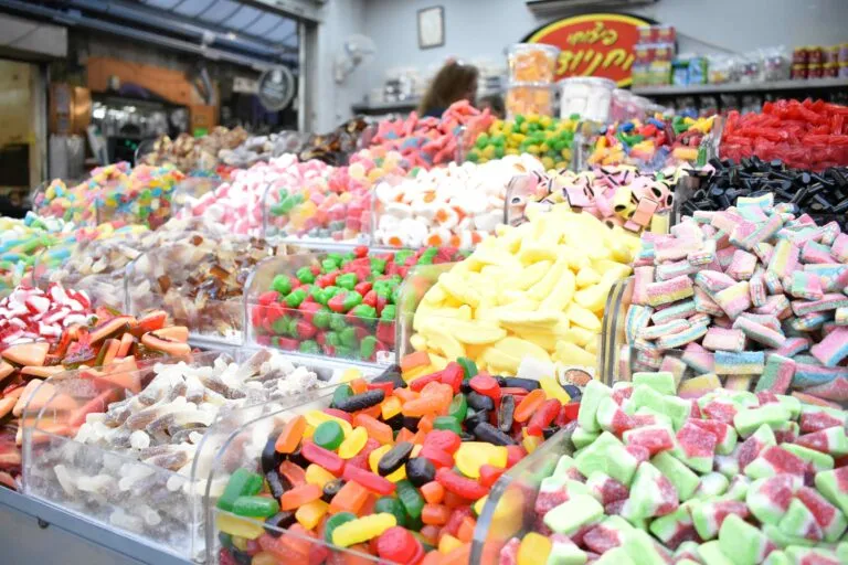 Mondelēz lidera la industria mundial de dulces con marcas de chocolate y presencia comercial en más de 150 países