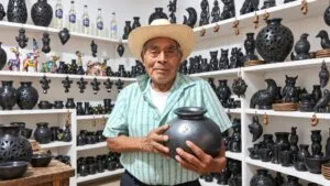 Artesanos de Oaxaca trabajan piezas de arte popular antes del reconocimiento entregado por el MEAPO.