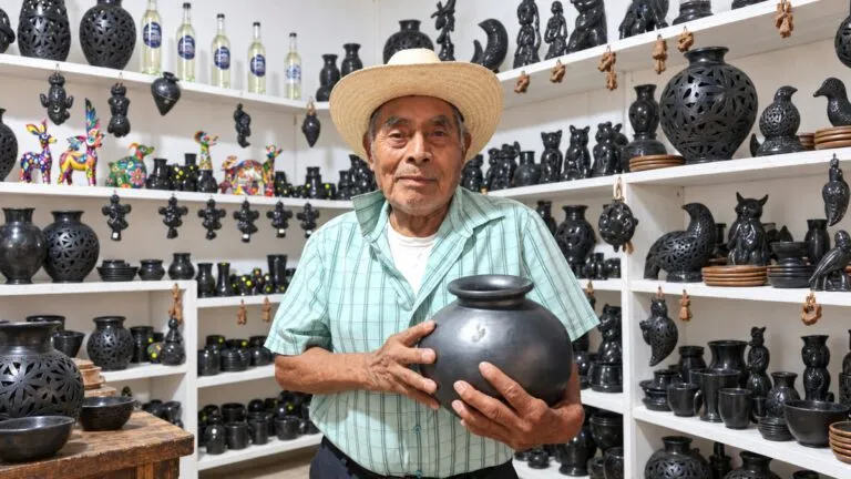 Artesanos de Oaxaca trabajan piezas de arte popular antes del reconocimiento entregado por el MEAPO.