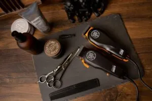 Emprendimiento en barbería con herramientas profesionales y servicios especializados de cuidado masculino.