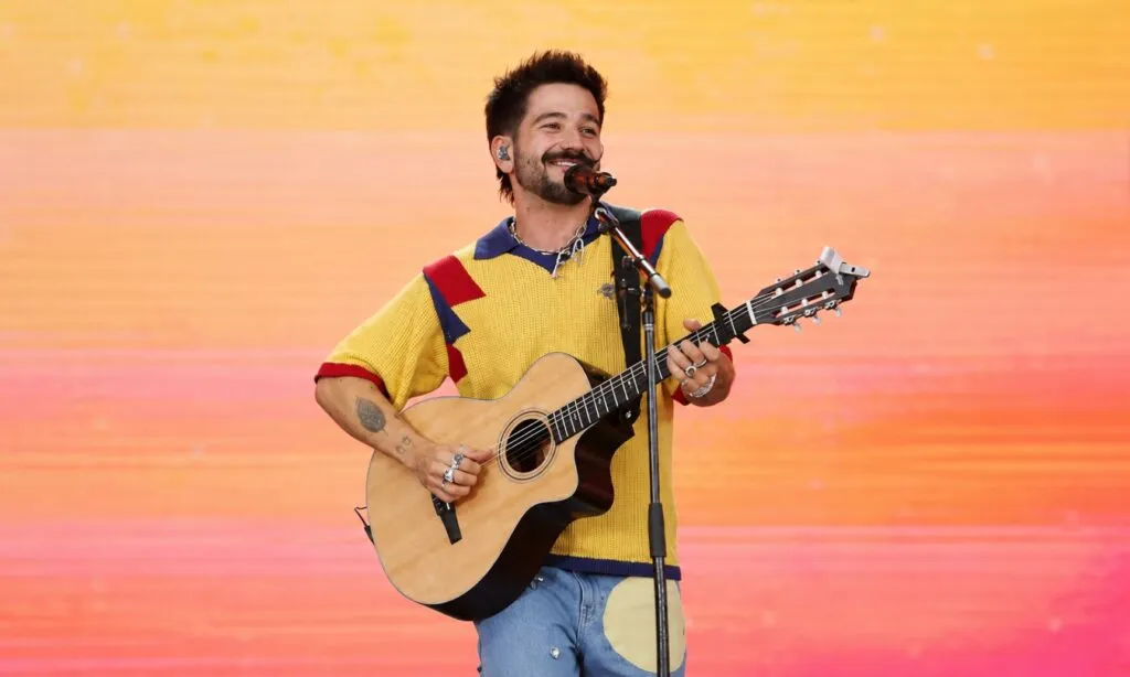 Camilo y Starbucks presentan una experiencia de café y música para tiendas de América Latina y el Caribe durante octubre.