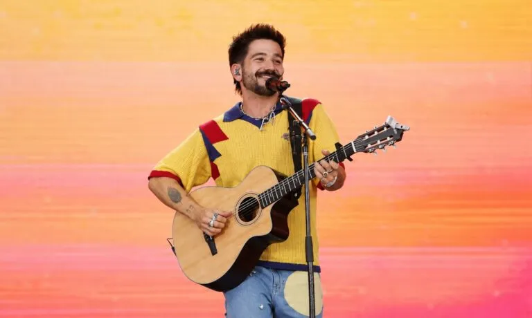 Camilo y Starbucks presentan una experiencia de café y música para tiendas de América Latina y el Caribe durante octubre.