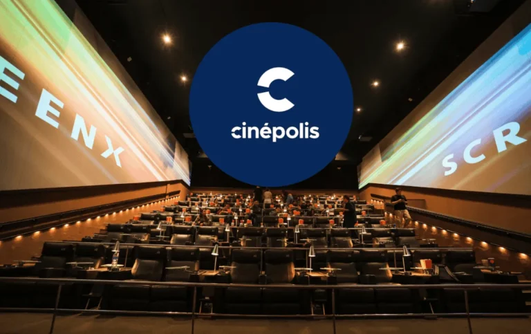 Sala de cine moderna representa la evolución tecnológica de Cinépolis mediante proyección digital, sonido y experiencias premium.