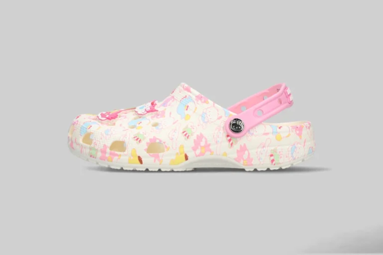 Un Classic Clog cubierto de Jibbitz junto a versiones de moda y colaboraciones de Crocs, mostrando la evolución desde el calzado funcional hasta el producto de moda.