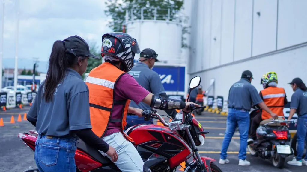 Elektra democratiza la movilidad laboral ensamblando un millón de motos