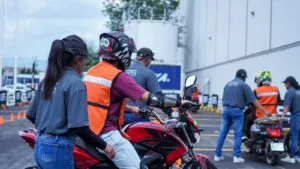 Elektra democratiza la movilidad laboral ensamblando un millón de motos