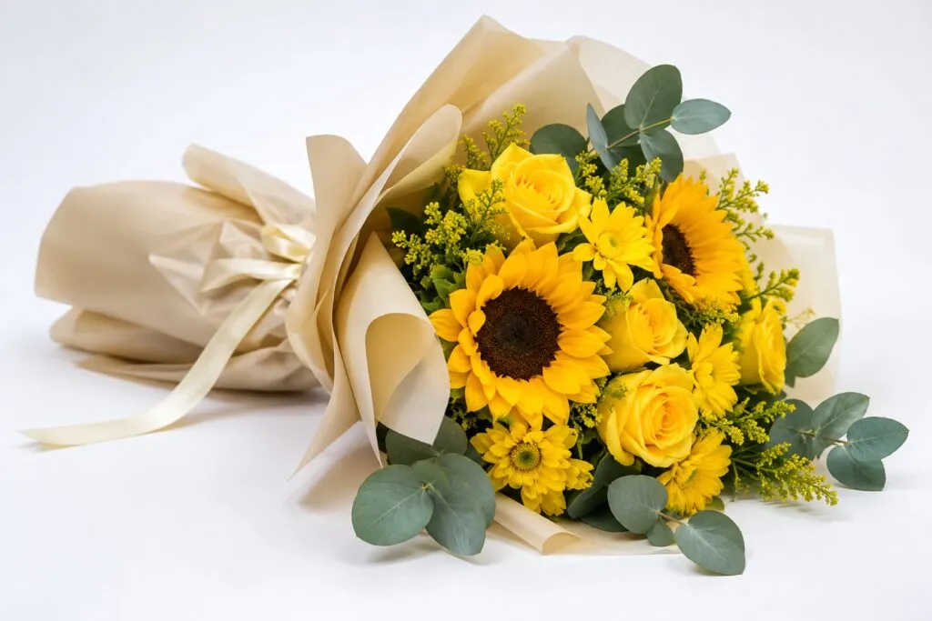 Flores amarillas en una florería ante una tendencia viral que abre oportunidades para pequeños negocios