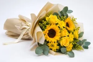 Flores amarillas en una florería ante una tendencia viral que abre oportunidades para pequeños negocios