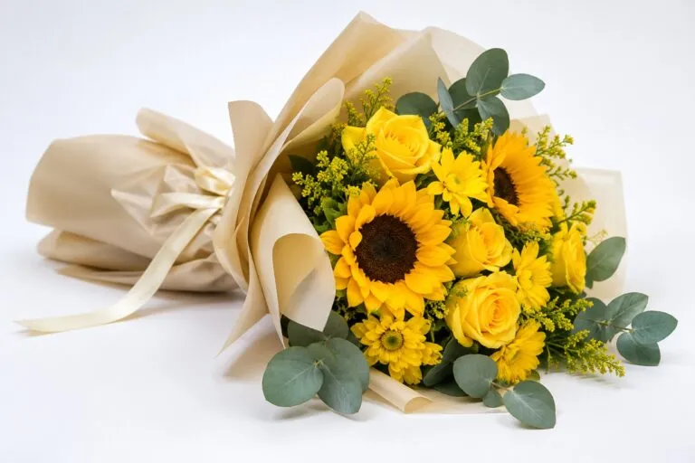 Flores amarillas en una florería ante una tendencia viral que abre oportunidades para pequeños negocios