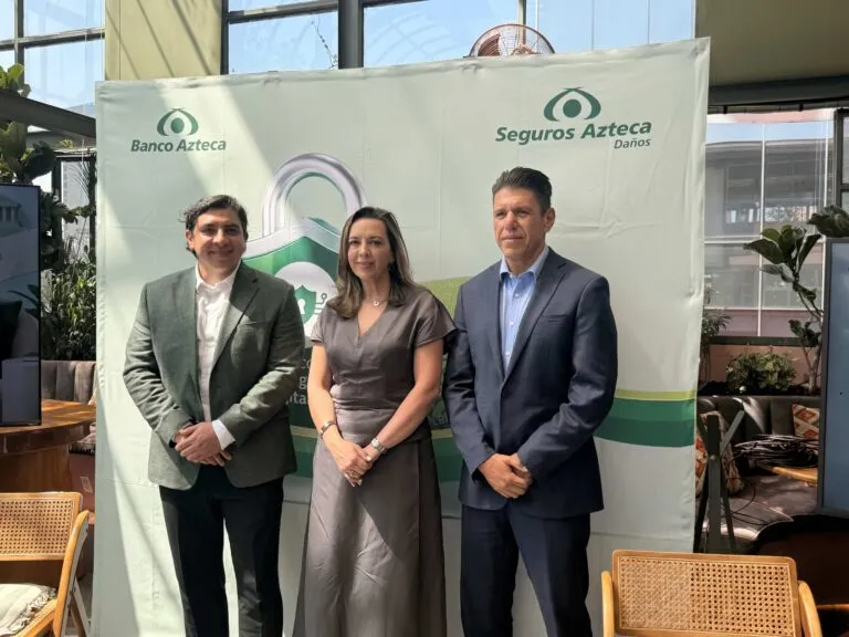 Directivos de Banco Azteca y Seguros Azteca durante la presentación de protección ante fraudes bancarios.