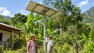 Paneles solares suministran electricidad continua y mejoran el bienestar de una comunidad rural de Colombia.