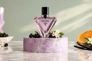 Nuevo perfume de Prada afrutado y dulce con neroli, flor de azahar y grosella negra para otoño de 2026.