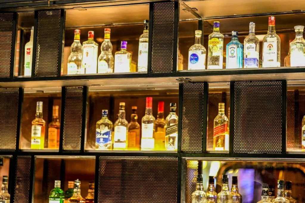 IEPS al alcohol en México podría cambiar para cobrar según el contenido puro y financiar programas de salud pública.