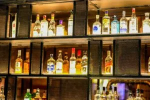 IEPS al alcohol en México podría cambiar para cobrar según el contenido puro y financiar programas de salud pública.