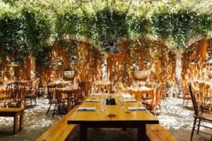 Restaurante Cursi con interiores art nouveau, arte contemporáneo y ambiente nocturno en una casa histórica de Roma Norte.