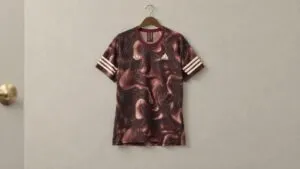 Tenis, ropa y accesorios en tonos café y crema que representan la colección de Tim Hortons y adidas en Canadá.