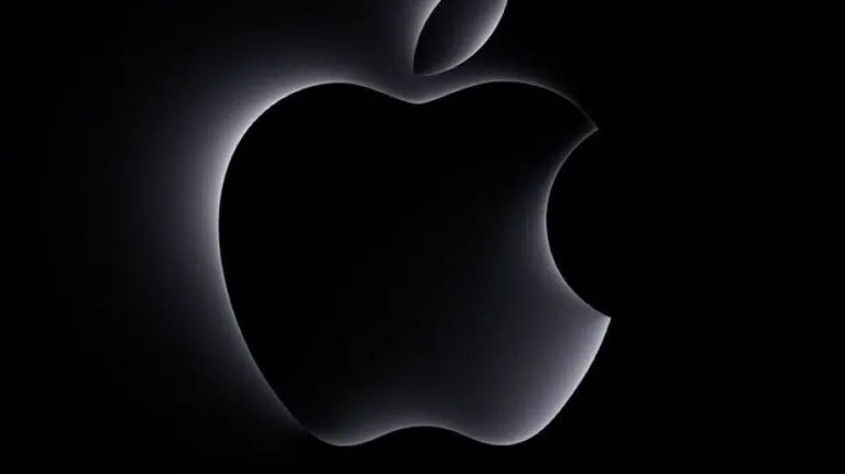 Dispositivos para hogares inteligentes de Apple con altavoz, pantalla de control y televisión en una sala moderna.