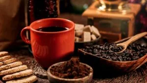 Café mexicano servido junto a granos tostados de regiones productoras de México