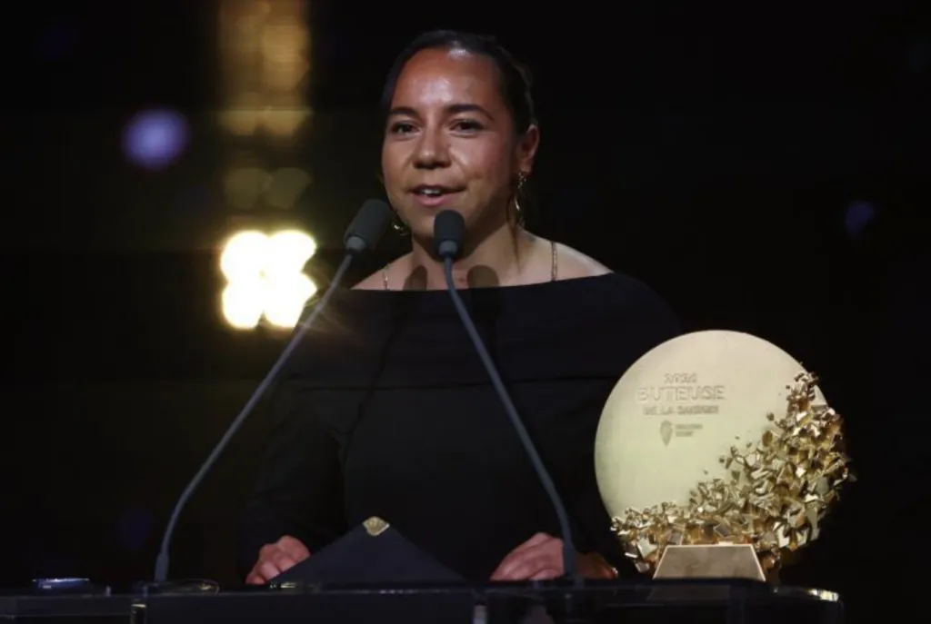 La delantera mexicana Charlyn Corral, jugadora de Pachuca, durante la ceremonia internacional del Balón de Oro 2026.