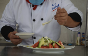 Corporativo Kosmos analiza el crecimiento de las alternativas plant-based en los servicios de alimentación.