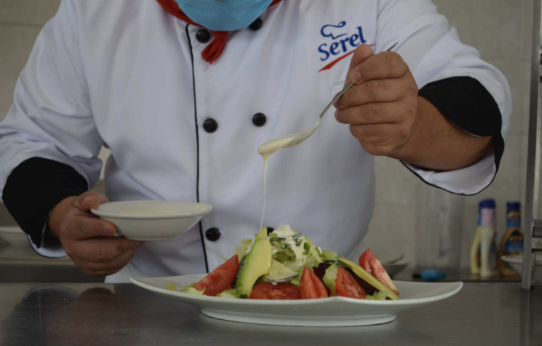 Corporativo Kosmos analiza el crecimiento de las alternativas plant-based en los servicios de alimentación.