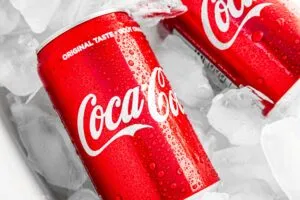 Mesa con refrescos y alimentos tradicionales mexicanos que representa los cambios en los hábitos de consumo de bebidas en México.