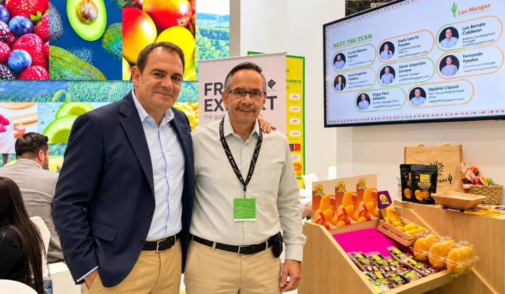 Aguacates, mangos y frutos rojos mexicanos exhibidos en un espacio comercial dedicado a la exportación de productos agrícolas.