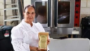 Café de dátil servido en una taza junto a frutos naturales, producto de un emprendimiento iniciado por una maestra jubilada.
