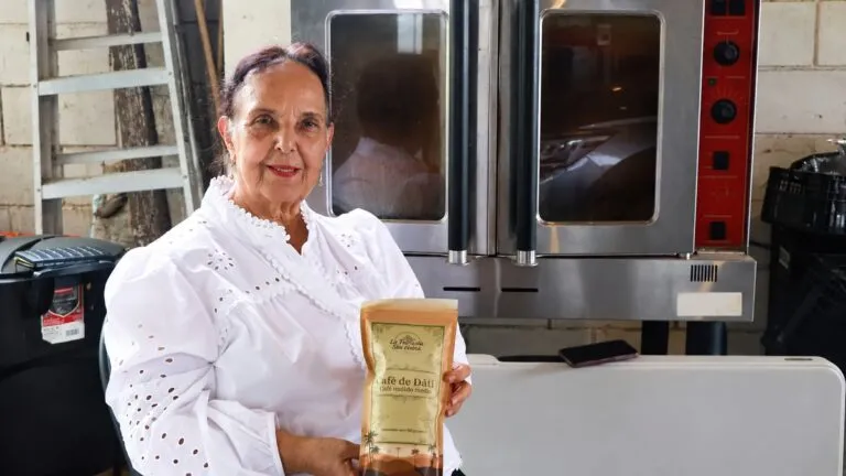Café de dátil servido en una taza junto a frutos naturales, producto de un emprendimiento iniciado por una maestra jubilada.
