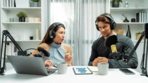 Creador de contenido trabajando con un equipo profesional en un estudio digital