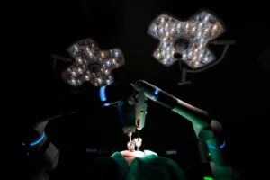 Laboratorio moderno con brazos robóticos y equipos tecnológicos que representa el nuevo centro de inteligencia artificial y robótica de El Salvador.
